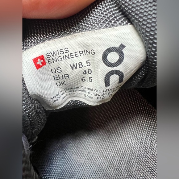 On Running Cloud Low Top Women's Sneakers Shoes Size 8.5 - Picture 10 of 10